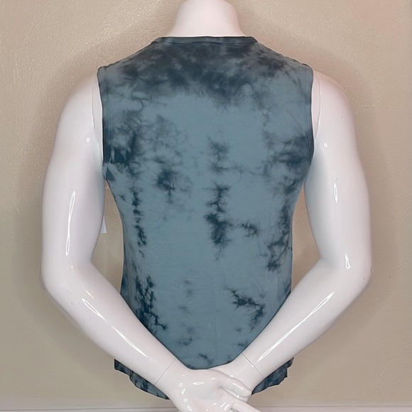 Sleeveless Shirt - Picture 2 of 2